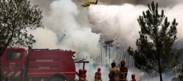 Incêndio florestal atinge Portugal e fere 32 pessoas