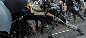 Polícia entra em choque com manifestantes em Hong Kong