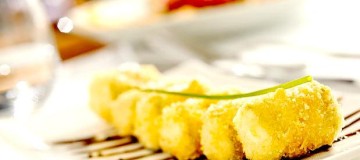 Tempura de abobrinha recheada de queijo de cabra e tomate confit