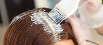 6 truques para tirar manchas de tinta de cabelo da pele e da roupa