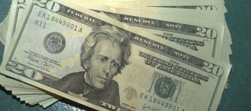 Dólar volta a fechar acima de R$ 4; bolsa cai 4% na semana