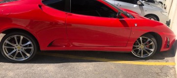 Homem é detido ‘desfilando’ com réplica de Ferrari em BH