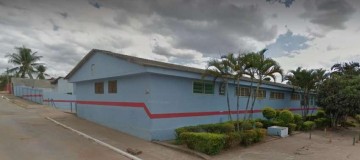 Policiais desarmam homem com ‘gravata’ e salvam mulher dentro de bar