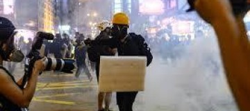 Violência volta a irromper protestos em Hong Kong
