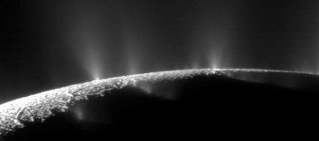 Encélado dispara “canhões de neve” contra outras luas de Saturno