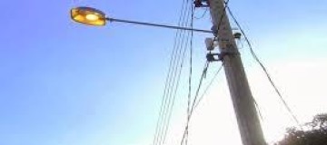 Homem morre após colidir com poste de energia em Uberlândia