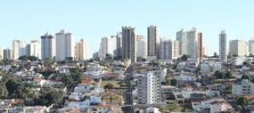 Jovem cai de prédio e fica agarrada em grade em Uberlândia