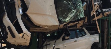 Acidente com caminhão cegonha deixa carros destruídos