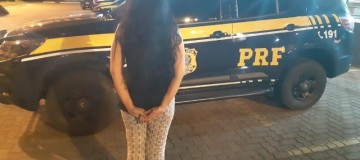 PRF prende mulher com CNH e CRLV falsos em Uberlândia