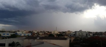 Temporal provoca alagamentos e desabamento de muros em Uberlândia
