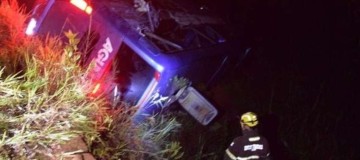 Ônibus bate em carreta, cai em ribanceira e deixa 49 feridos em Minas