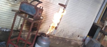 Botijão de gás pega fogo e chamas atingem contêiner