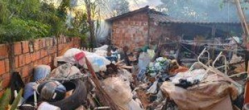 Casa usada para depósito de recicláveis pega fogo em Araguari