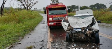Colisão frontal mata três pessoas na BR-452, em Perdize