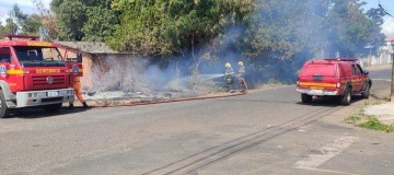 Incêndio atinge vegetação e leva risco a residência em Araguari