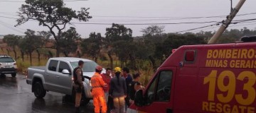 Motorista perde controle da direção e bate caminhonete em poste