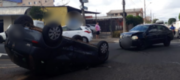 Veículo capota após colisão com outro carro no Bairro Brasil