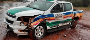 Viatura da Polícia Ambiental é atingida por táxi na BR-365