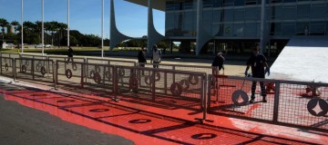 Homem é detido após jogar tinta na rampa do Palácio do Planalto