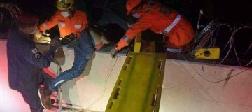 Morador fica com a perna presa na concertina ao pular muro de casa