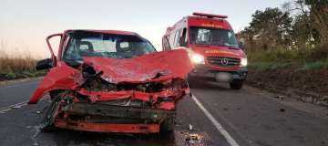 Motoristas ficam feridos após colisão entre carro e caminhão na BR-452