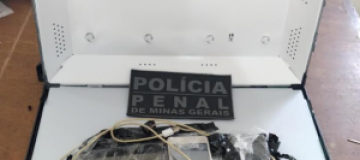 Advogado é preso tentando levar celulares e carregadores para detento