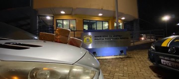 Casal é preso transportando 4kg de pasta base de cocaína na BR-050