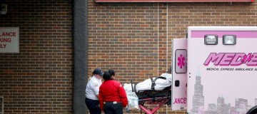 Chicago proíbe bares e casos de covid-19 disparam na Flórida