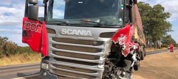 Condutor morre em colisão entre carro e carreta na BR-262, em Perdizes