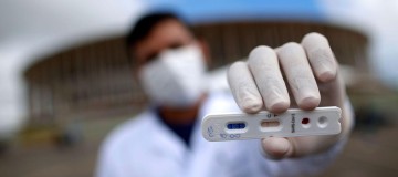 Sancionada lei que prioriza testes para profissionais essenciais