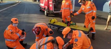 Três ficam feridos em colisão entre motocicletas, um em estado grave