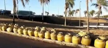 Botijões de gás caem de carreta na BR-050 em Uberlândia