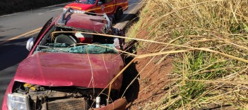Caminhonete e carreta batem de frente na BR-365 em Uberlândia