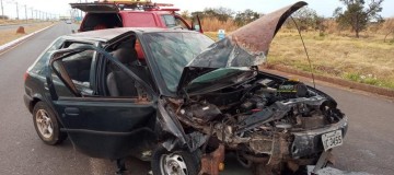 Carro bate em poste e deixa três feridos em Uberlândia
