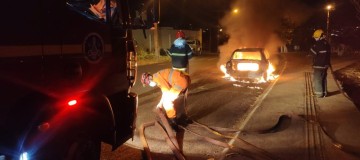 Carro pega fogo no Bairro Jardim Inconfidência em Uberlândia