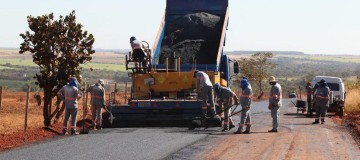 Prefeitura inicia pavimentação de acesso ao distrito de Miraporanga