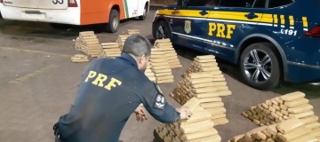 PRF apreende grande quantidade de maconha em micro-ônibus na BR-153