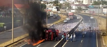 Carreta carregada de sabão tomba e pega fogo na BR-365 em Uberlândia