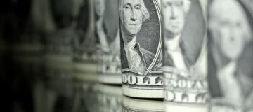 Dólar passa a subir e chega a R$ 5,67