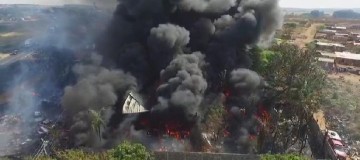 Incêndio de grandes proporções atinge casas em Uberlândia