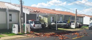 Casas são destelhadas próximo a aeroporto de Uberlândia
