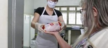 Emei Shopping Park distribui pacotes de carne a alunos do Bolsa Família