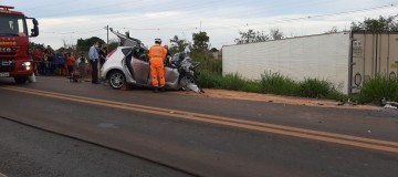 Jovem morre em acidente entre carro e carreta na BR-365 em Uberlândia
