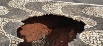 Buraco se abre em calçada e 'engole' pedestre em Uberlândia