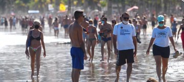 Sábado ensolarado tem praias e comércios movimentados em Santos