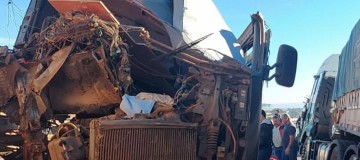 Acidente BR 050 batida entre caminhão deixa trânsito congestionado