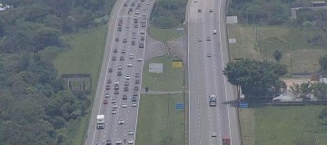Motorista enfrenta congestionamento em SP na volta do feriado