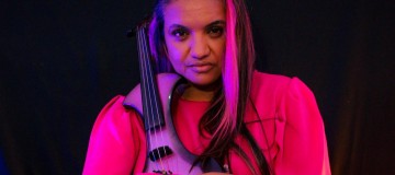 MARYA VIOLINISTA E SEU VIOLINO ROSA