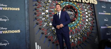 Jeremy Renner aparece em tapete vermelho três meses após grave acidente