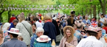 Britânicos seguem comemoração de novo rei com piqueniques pelo país